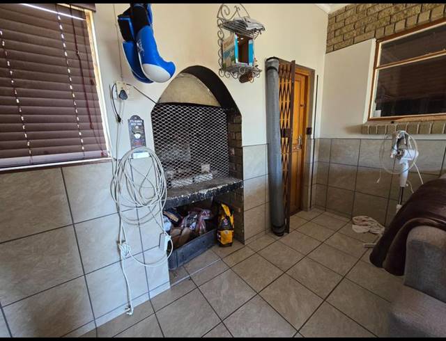 4 BEDROOM HOUSE FOR SALE IN SANDY POINT